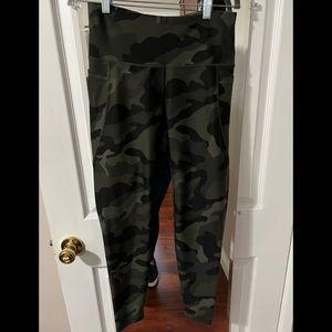Old Navy Camo Capri Leggings